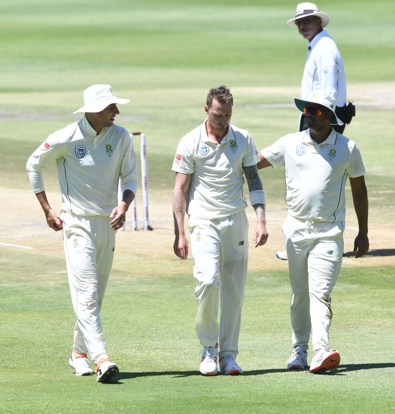 Dale Steyn is given a word of encouragement from his fellow seamers after a dropped catch, South Africa v Pakistan, 3rd Test, Johannesburg, 2nd day, January 12, 2019