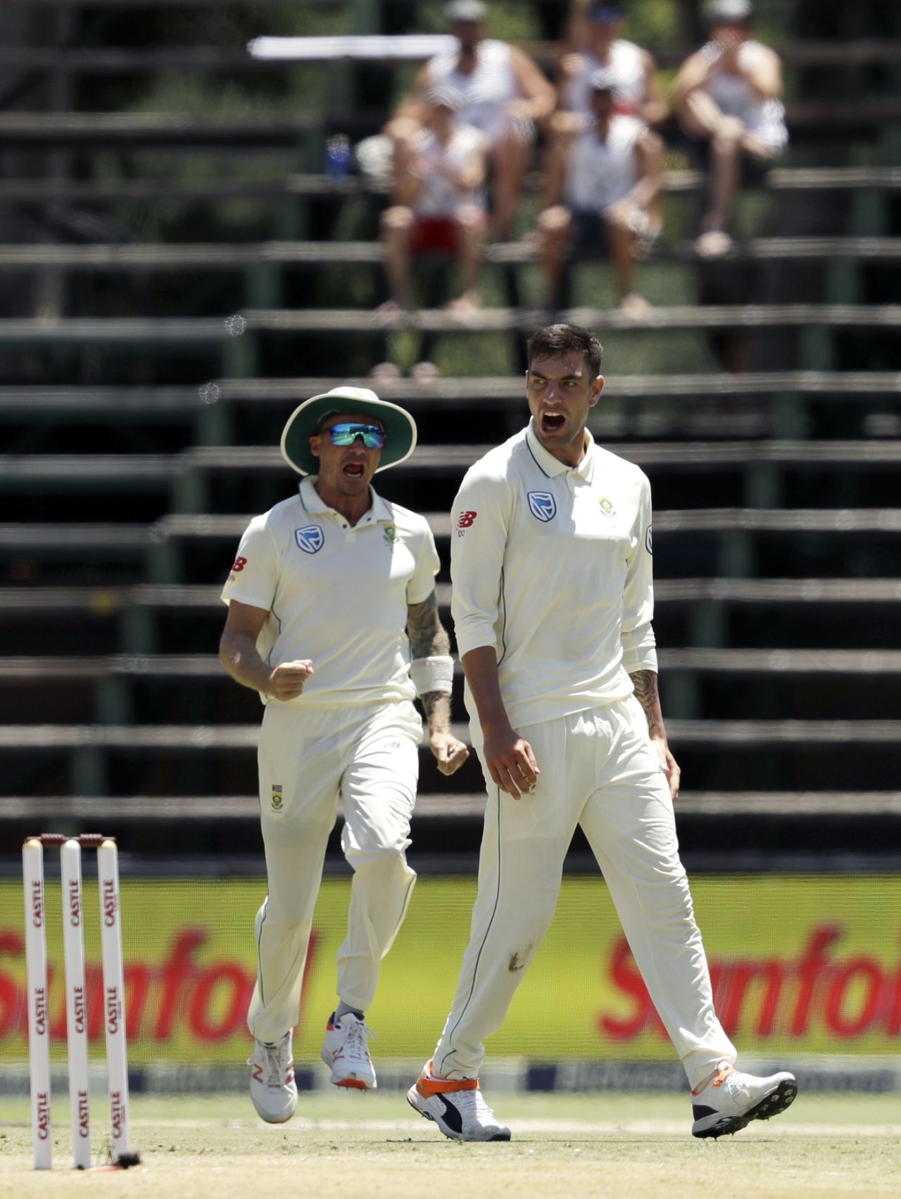 Duanne Olivier and Dale Steyn roar, South Africa v Pakistan, 3rd Test, Johannesburg, 2nd day, January 12, 2019