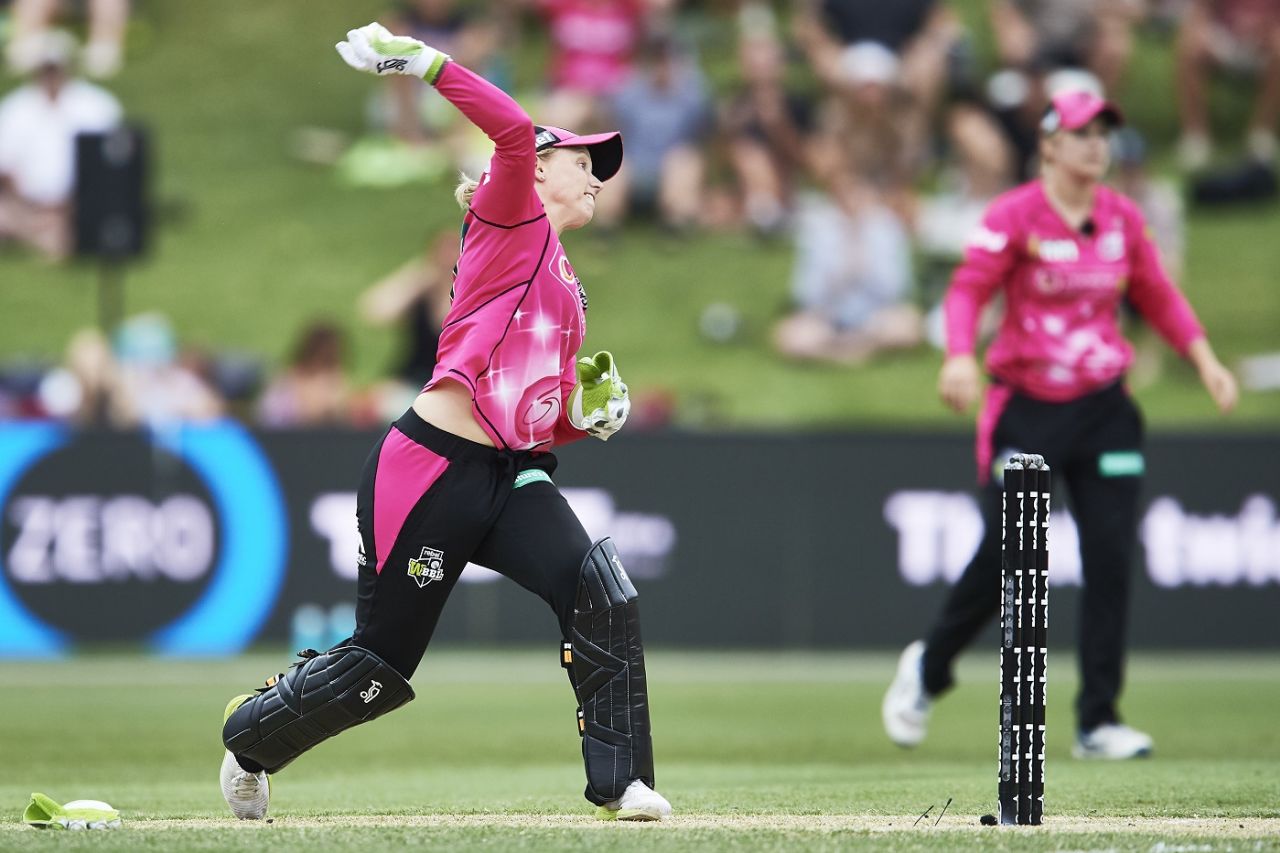 Alyssa Healy hurls a throw to the non striker's end, Sydney Sixers v Melbourne Renegades, WBBL semi-final, Sydney, January 19, 2019