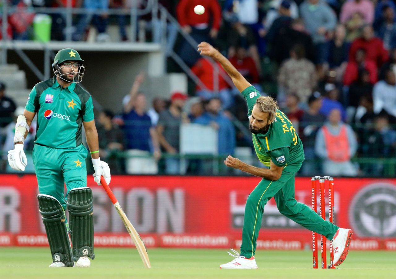 Imran Tahir in his delivery stride, South Africa v Pakistan, 1st ODI, Port Elizabeth