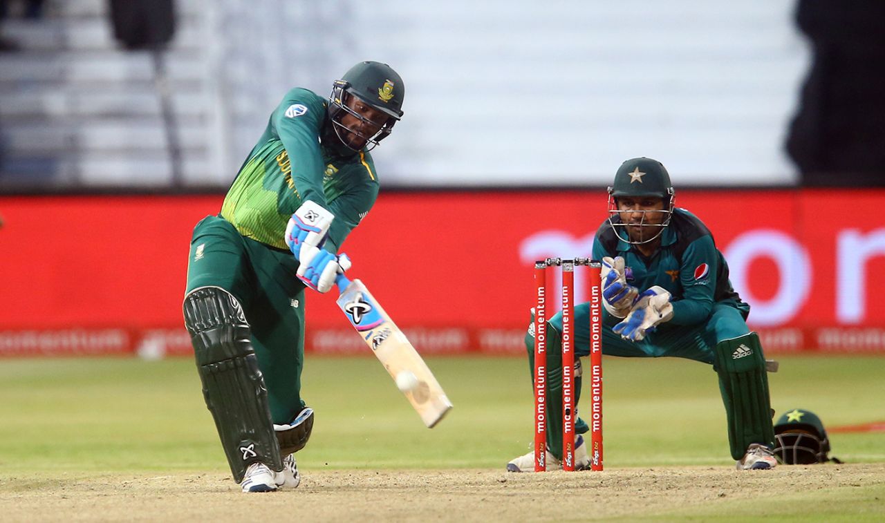 Andile Phehlukwayo hits out as Sarfraz Ahmed looks on, South Africa v Pakistan, 2nd ODI, Durban, January 22, 2019