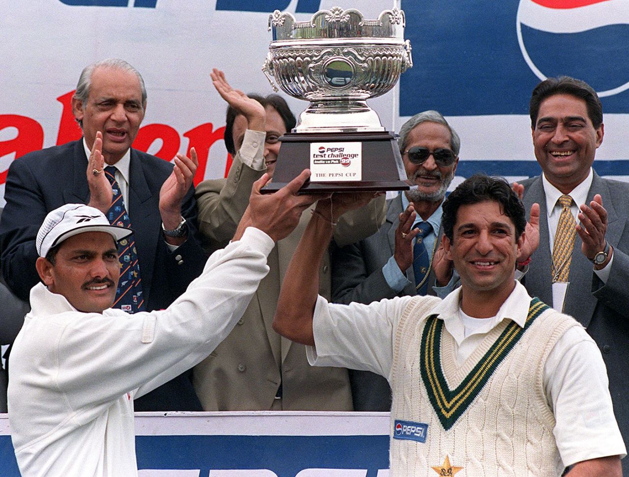 Mohammad Azharuddin and Wasim Akram lift the trophy after the Test series was drawn 1-1, India v Pakistan, Delhi, 4th day, February 7, 1999
