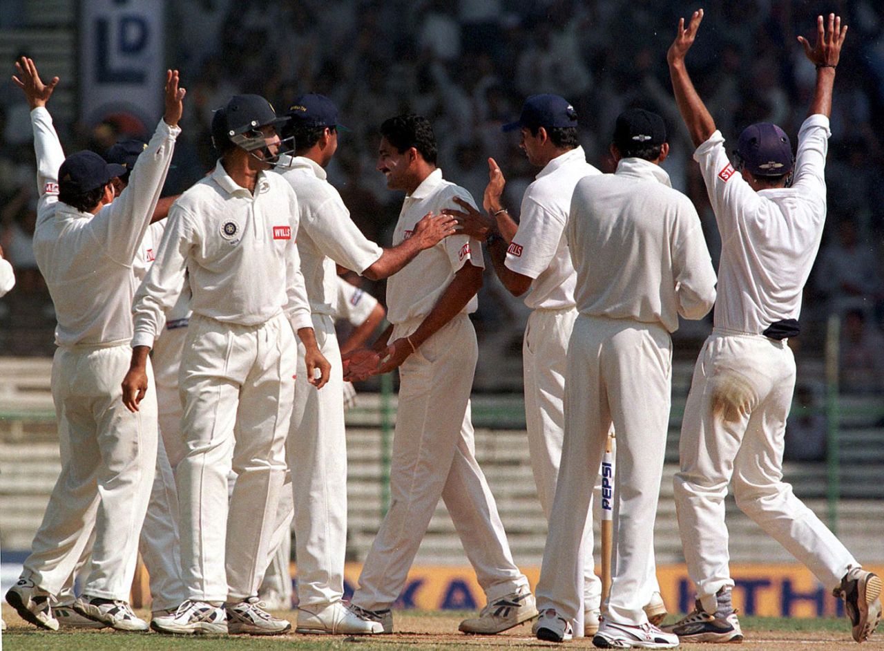 Anil Kumble celebrates the wicket of Ijaz Ahmed with his team-mates, India v Pakistan, Chennai, 3rd day, January 30, 1999