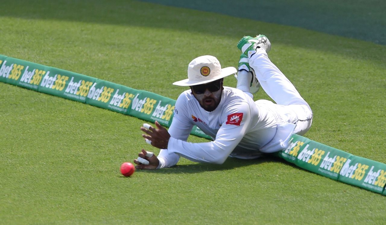 Dinesh Chandimal fails to stop a ball from going for four, Australia v Sri Lanka, 1st Test, Brisbane, 2nd day, January 25, 2019