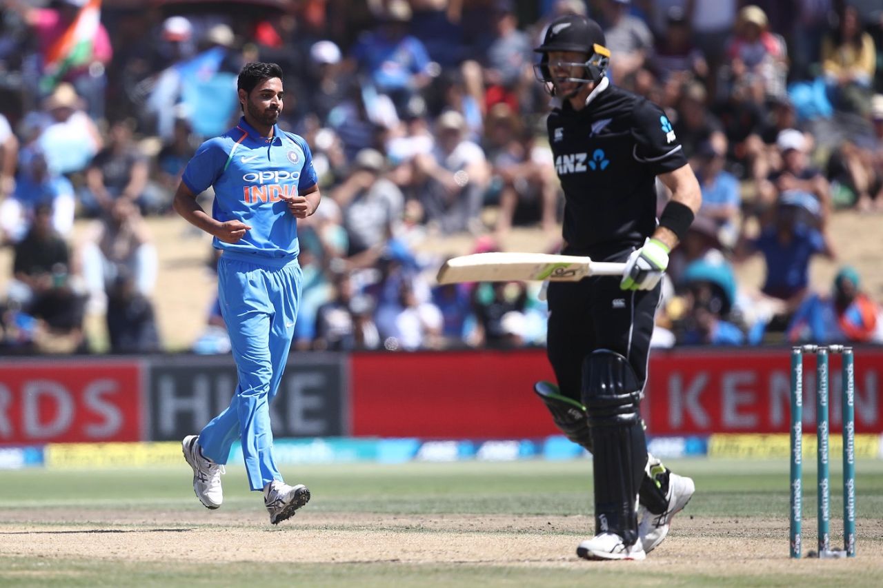 Martin Guptill unhappy with his dismissal to Bhuvneshwar Kumar, New Zealand v India, 3rd ODI, Mount Maunganui, January 28, 2019