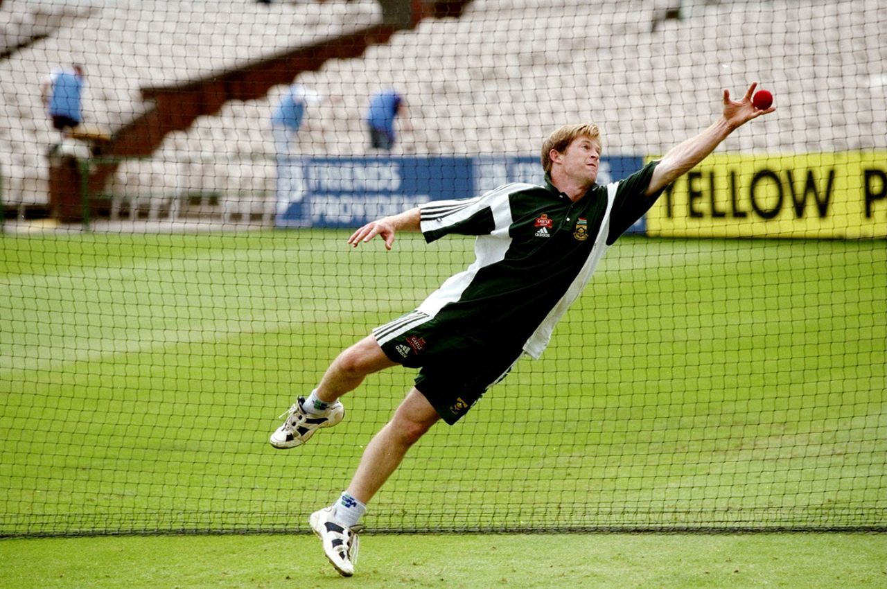 Jonty Rhodes stretches to take a catch during training, Manchester, July 1, 1998