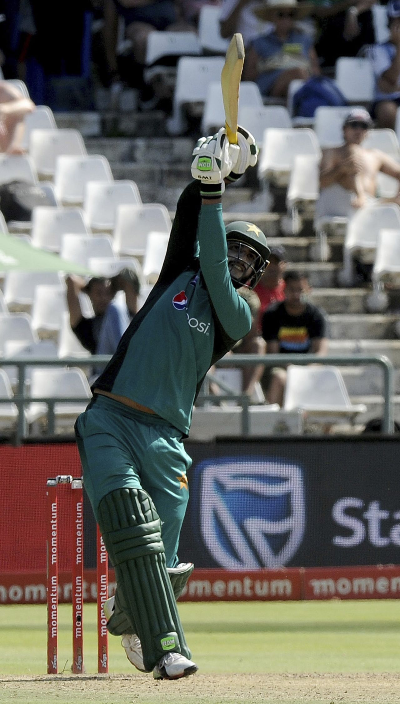 Imad Wasim swings down the ground, South Africa v Pakistan, 5th ODI, Cape Town, January 30, 2019