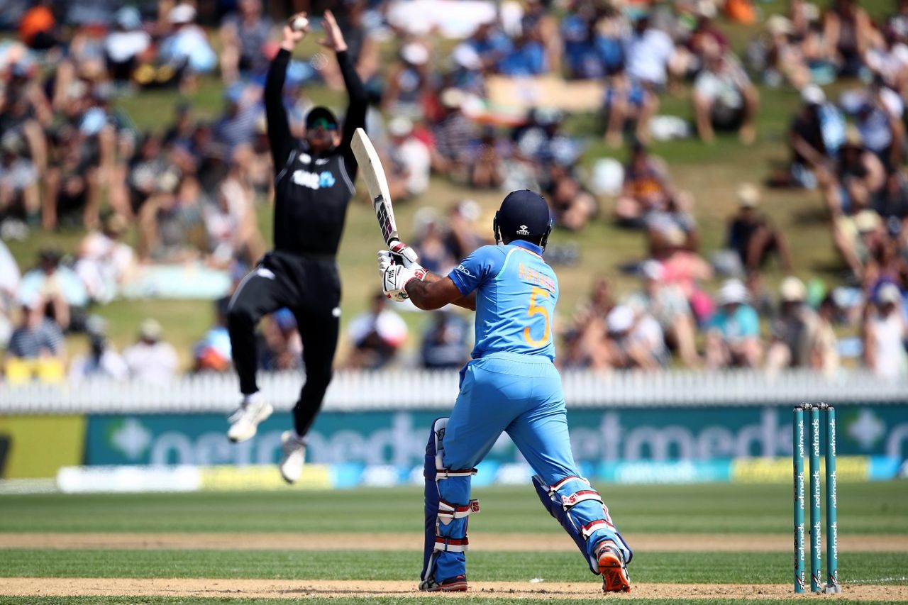 Martin Guptill takes a brilliant catch to dismiss Ambati Rayudu, New Zealand v India, 4th ODI, Hamilton, January 31, 2019