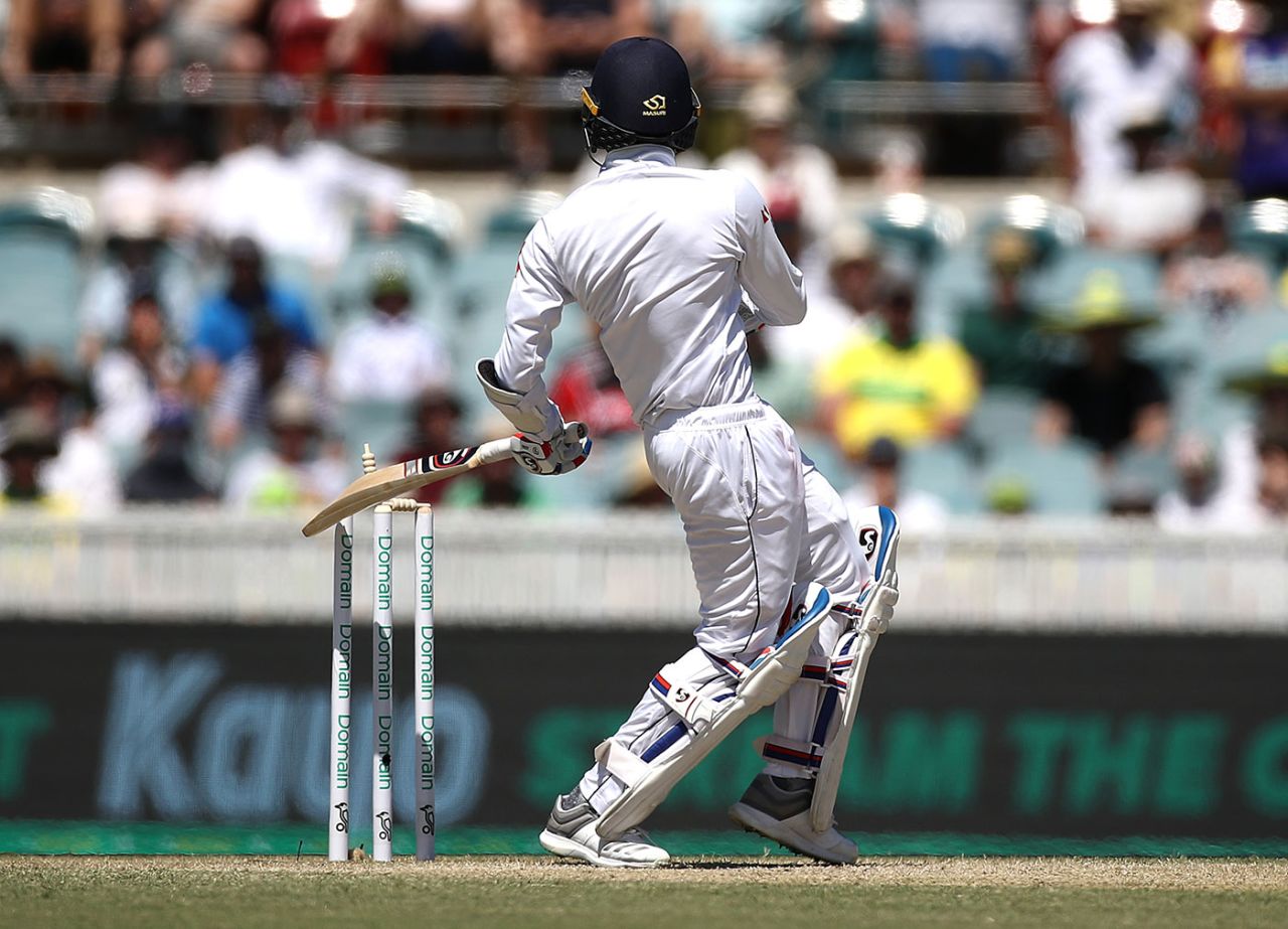 Dhananjaya de Silva hit the stumps with his bat, Australia v Sri Lanka, 2nd Test, Canberra, February 3, 2019