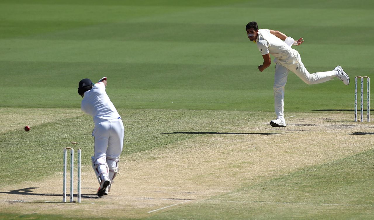 Mitchell Starc trimmed Dimuth Karunaratne's leg bail, Australia v Sri Lanka, 2nd Test, Canberra, February 4, 2019