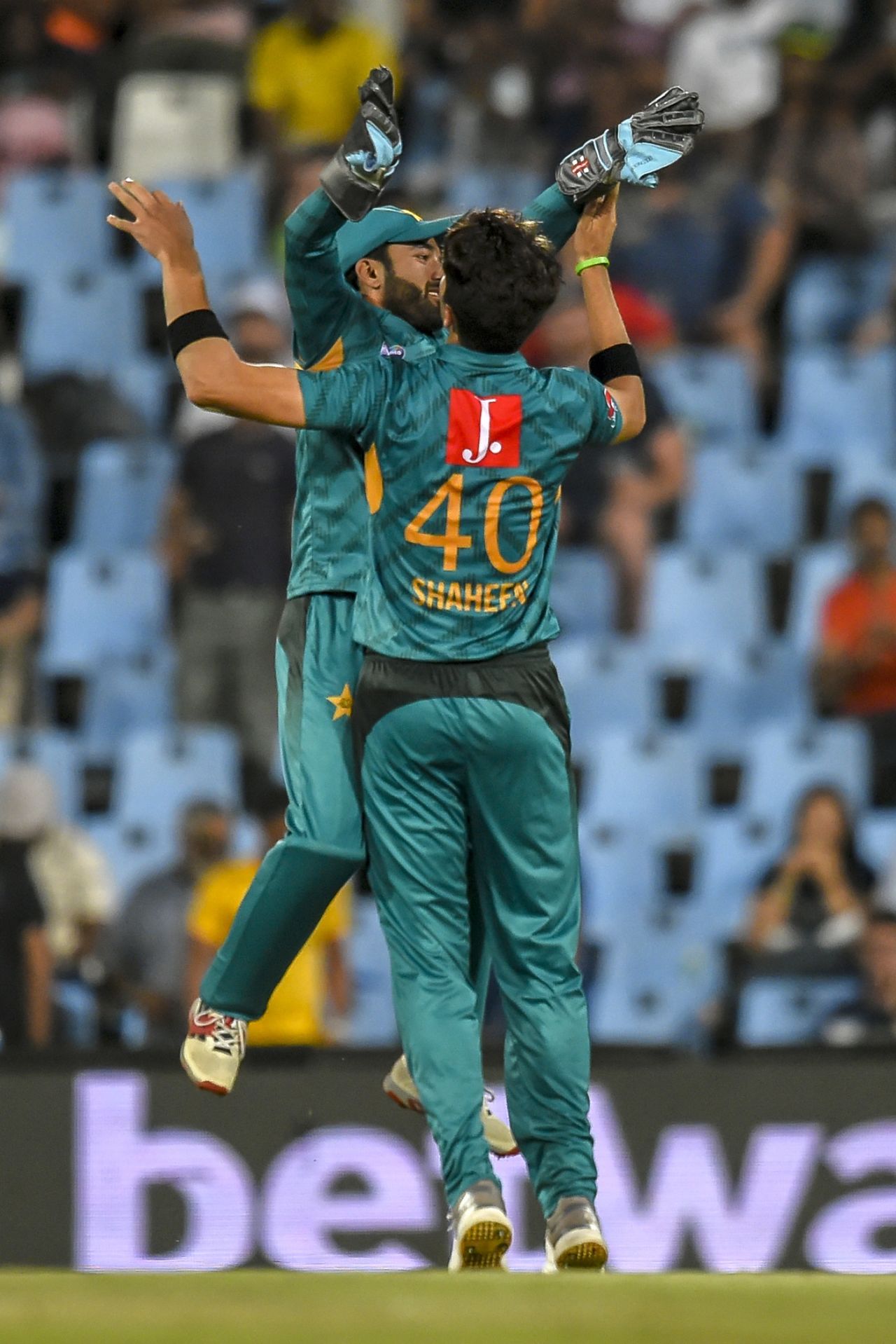 Shaheen Shah Afridi celebrates a wicket with Mohammad Rizwan, South Africa v Pakistan, 3rd T20I, Centurion, February 6, 2019