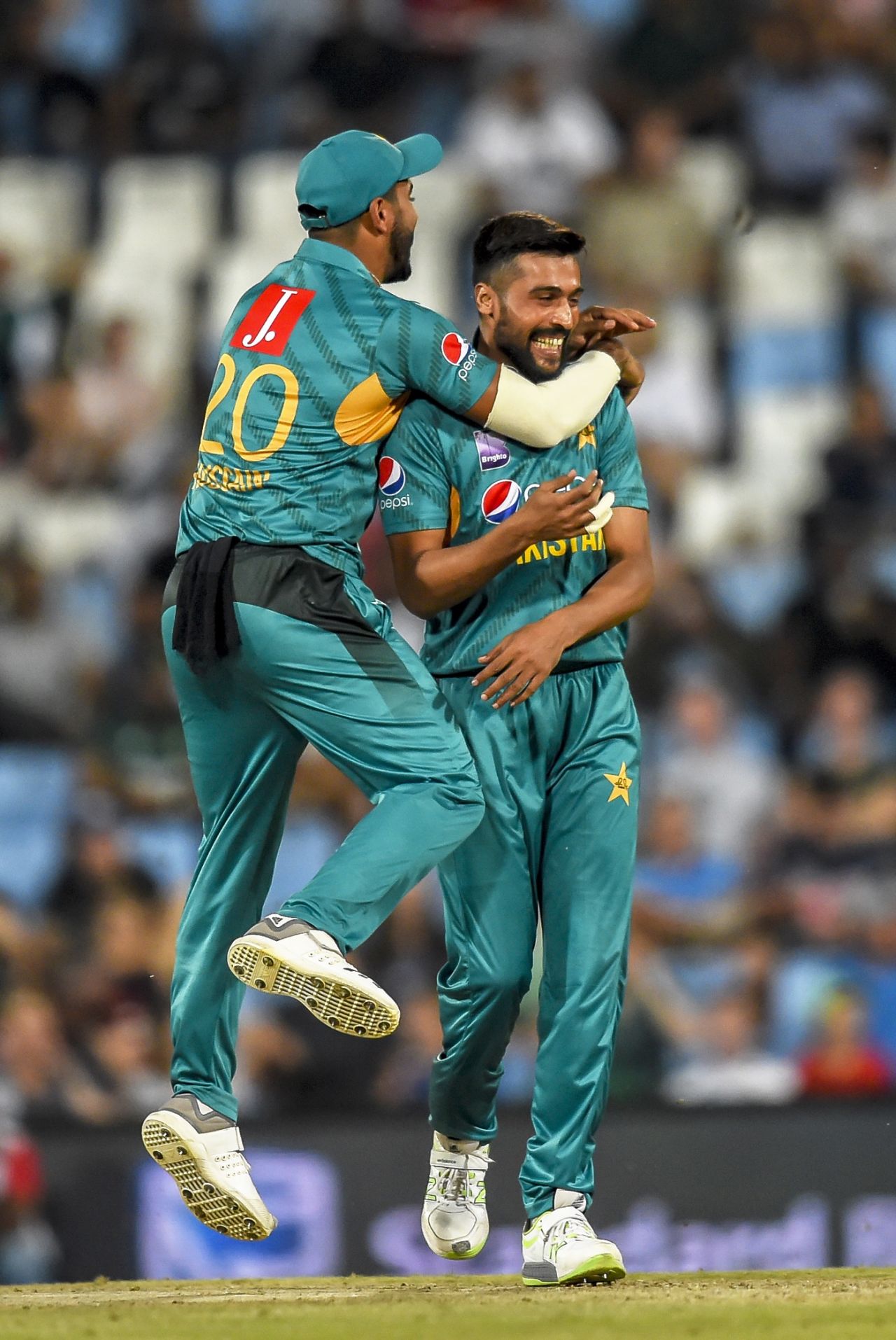 Mohammad Amir and Hussain Talat celebrate Heinrich Klaasen's dismissal, South Africa v Pakistan, 3rd T20I, Centurion, February 6, 2019