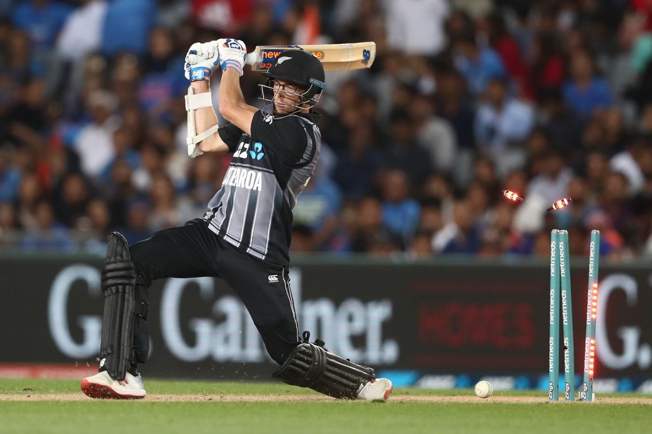 Mitchell Santner is bowled, New Zealand v India, 2nd T20I, Auckland, February 8, 2019