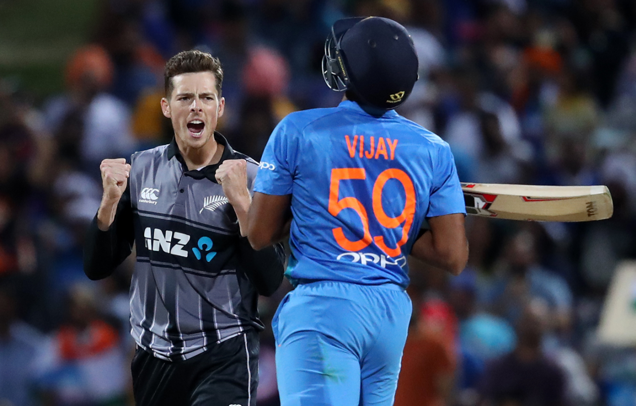 Mitchell Santner celebrates the wicket of Vijay Shankar, New Zealand v India, 3rd T20I, Hamilton, February 10, 2019