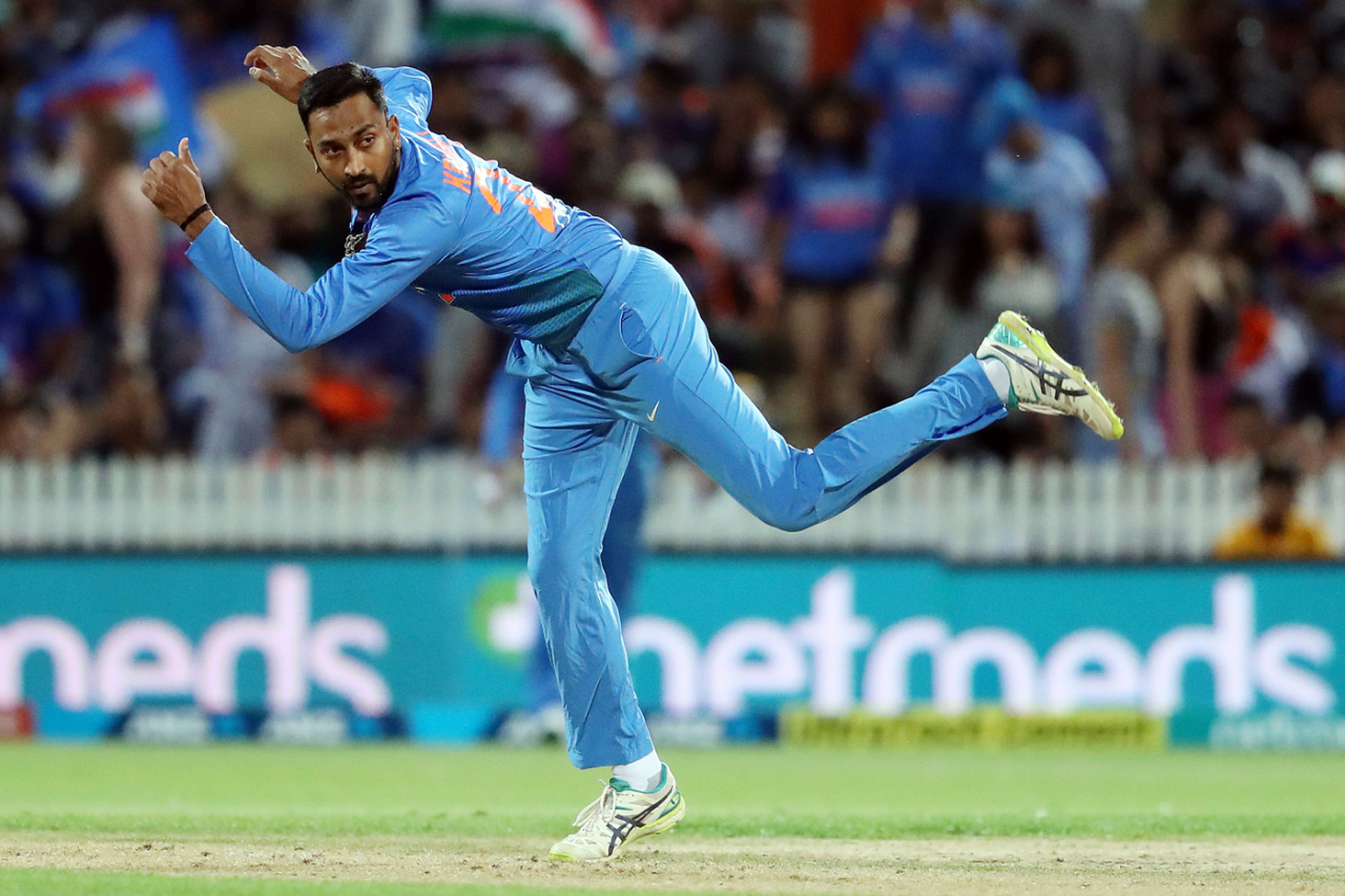 Krunal Pandya sends down his left-arm spin, New Zealand v India, 3rd T20I, Hamilton, February 10, 2019