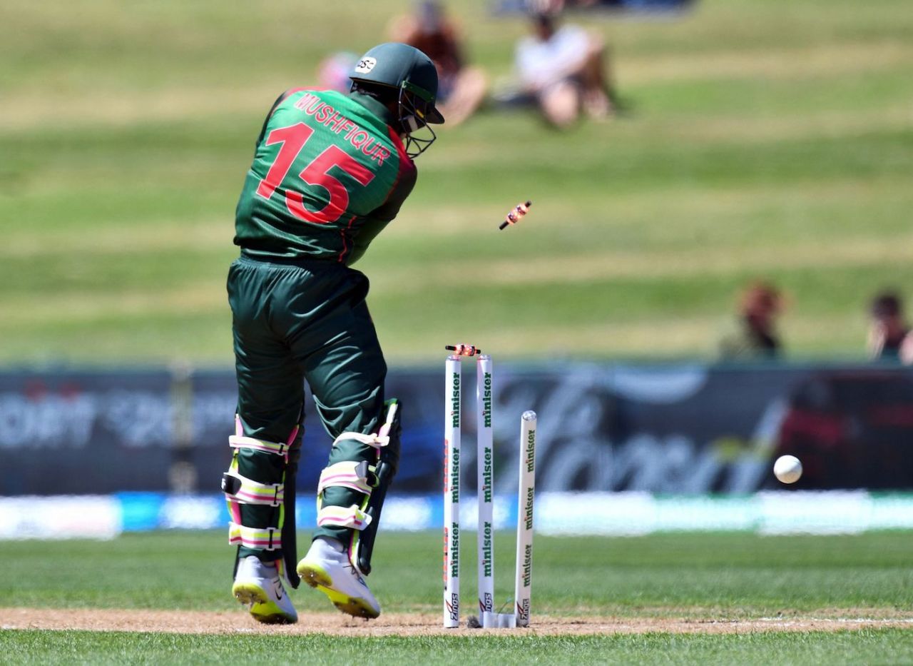 Mushfiqur Rahim chopped on against Trent Boult, New Zealand v Bangladesh, 1st ODI, Napier