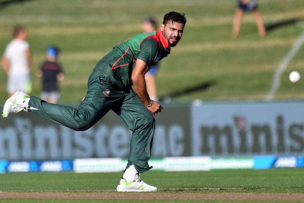 Mashrafe Mortaza delivers a ball in his opening spell, New Zealand v Bangladesh, 1st ODI, Napier