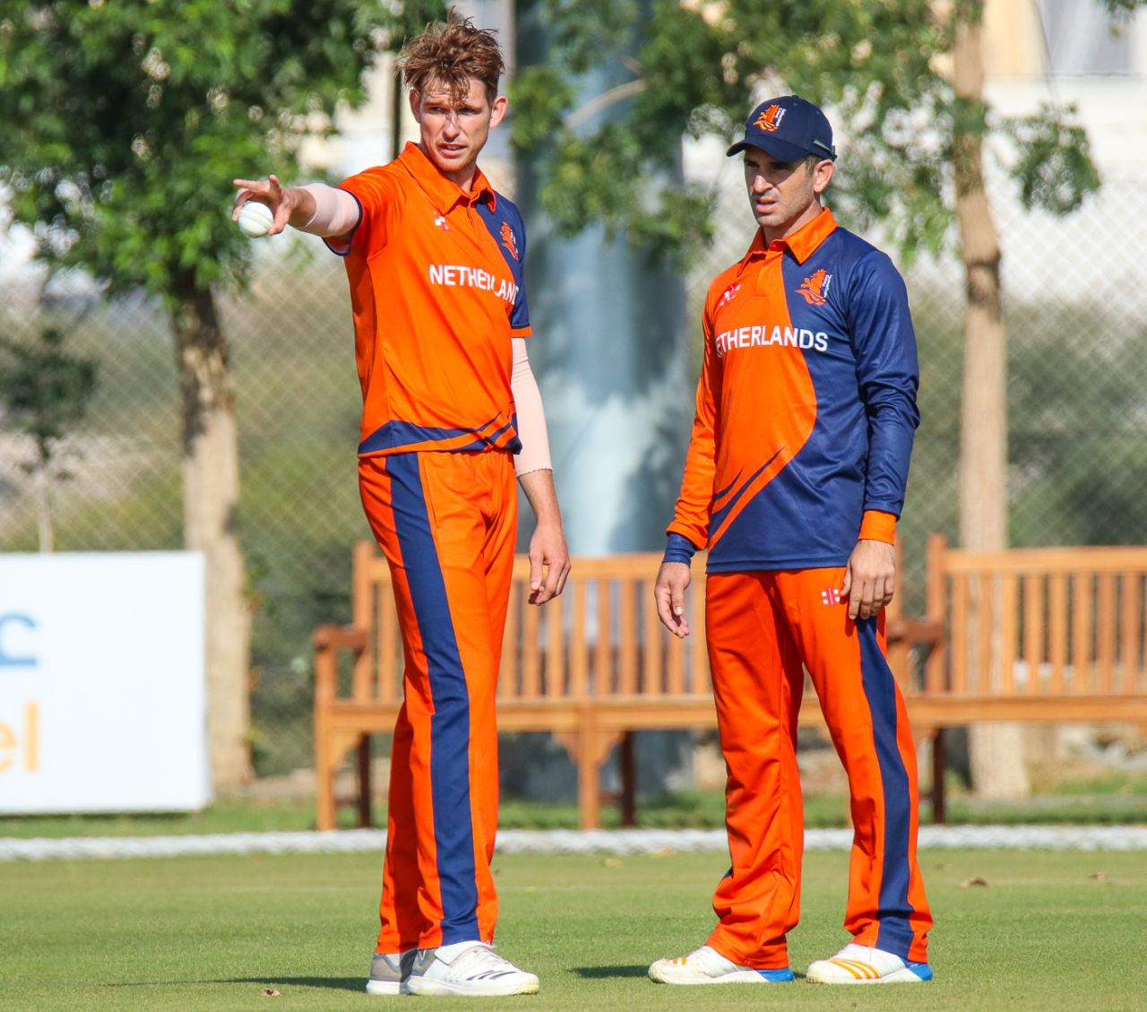 Ryan ten Doeschate offers senior guidance helping Fred Klaassen with his field settings, Netherlands v Scotland, Oman Quadrangular T20I Series, Al Amerat, February 13, 2019