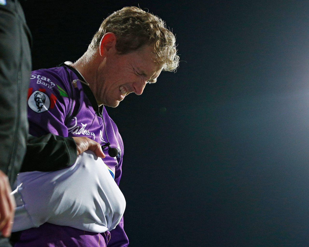 George Bailey leaves the field after injuring his shoulder while diving, Hobart Hurricanes v Melbourne Stars, Big Bash League 2018-19, semi-final, Hobart, February 14, 2019