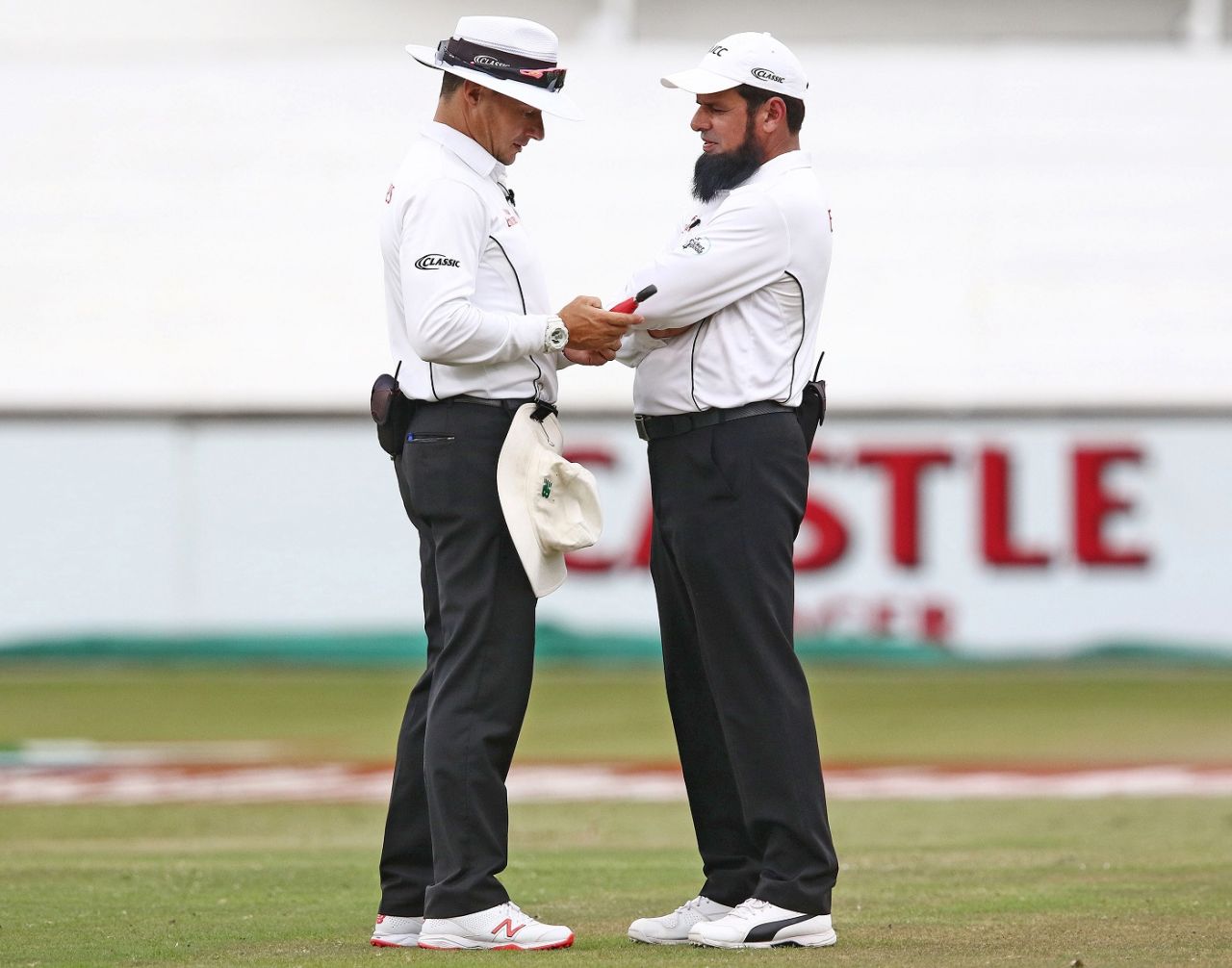 Richard Kettleborough and Aleem Dar check the light, South Africa v Sri Lanka, 1st Test, Durban, 3rd day, February 15, 2019