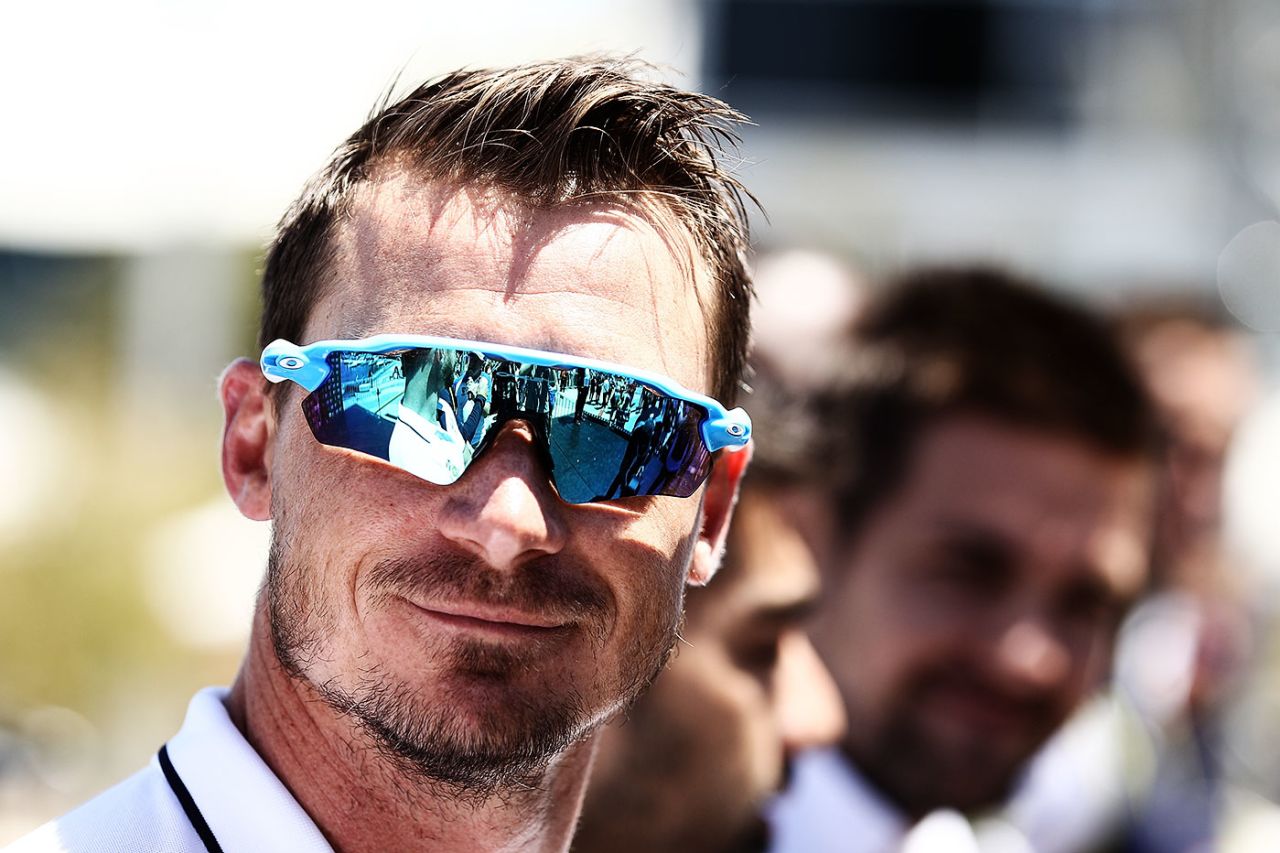 Dale Steyn spends time signing autographs for fans, Perth, October 30, 2016
