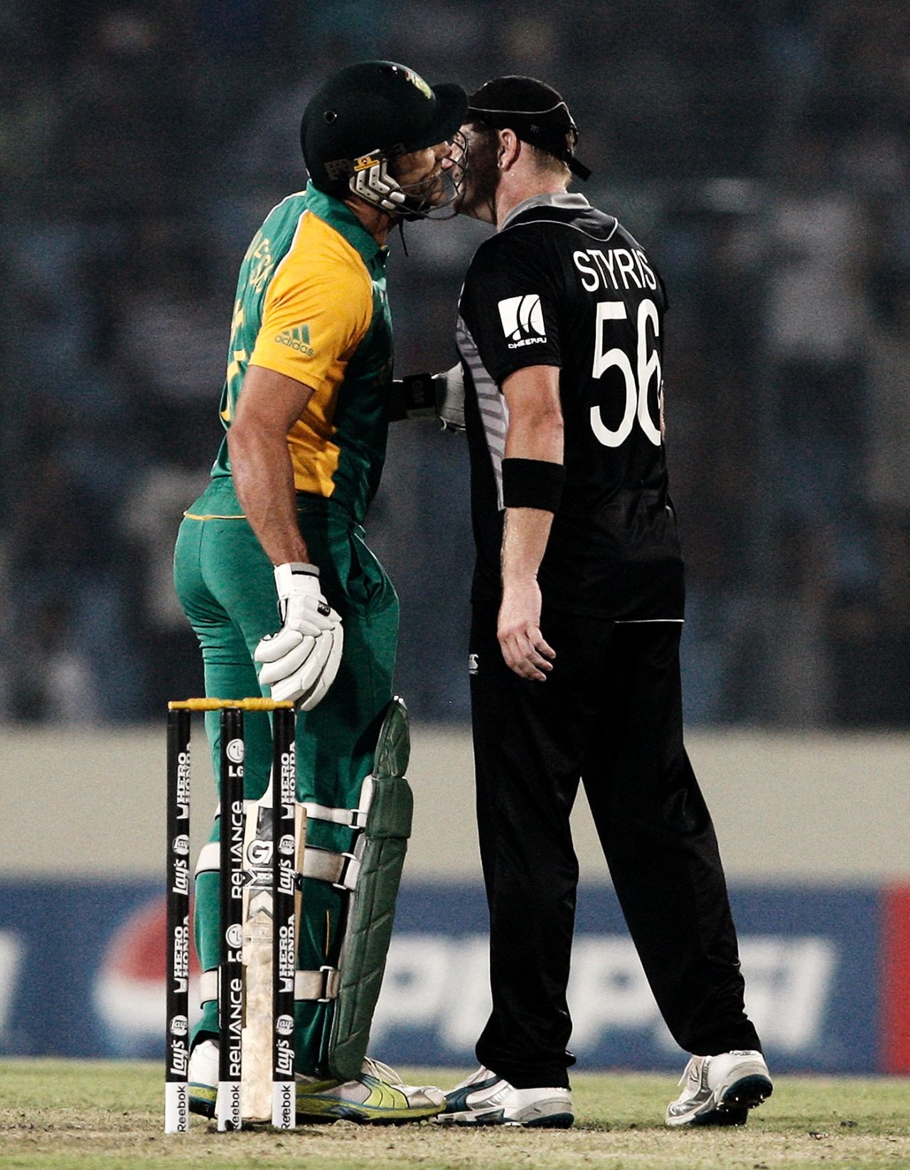 Faf du Plessis and Scott Styris kiss and make up after an argument, New Zealand v South Africa, 3rd quarter-final, World Cup, March 25, 2011