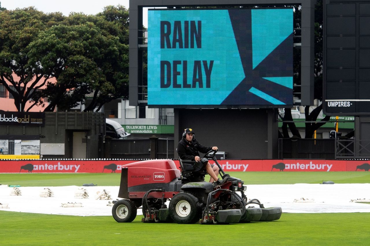 The ground staff prepare the ground during a rain delay, New Zealand v Bangladesh, 2nd Test, Wellington, 2nd day, March 9, 2019