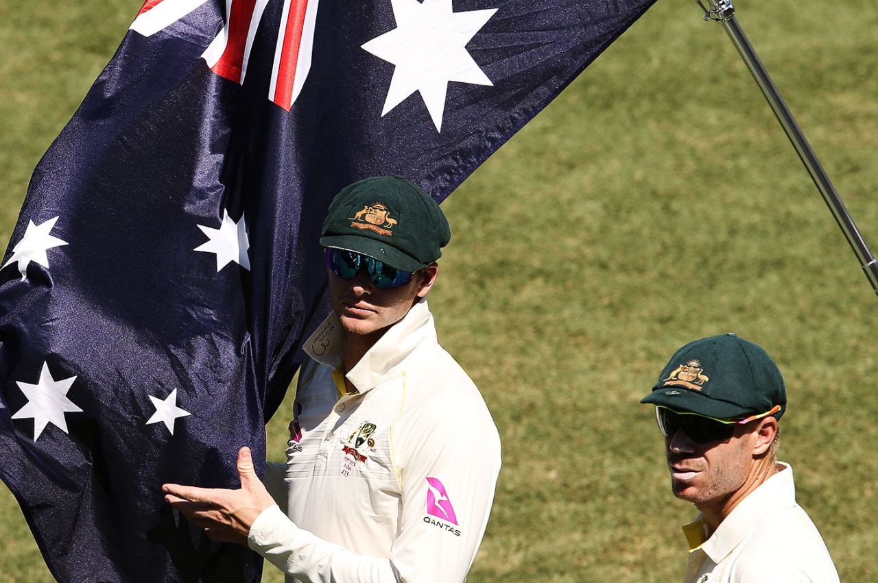 Steven Smith and David Warner look on, Australia v England, 5th Test, Sydney, 4th day, January 7, 2018