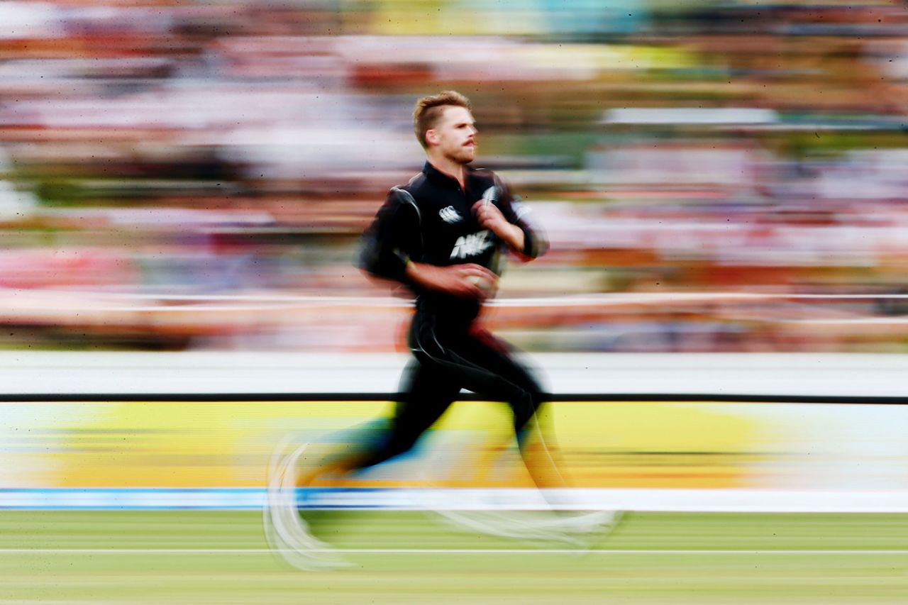 Lockie Ferguson runs in to bowl, New Zealand v Pakistan, 4th ODI, Hamilton, January 16, 2018