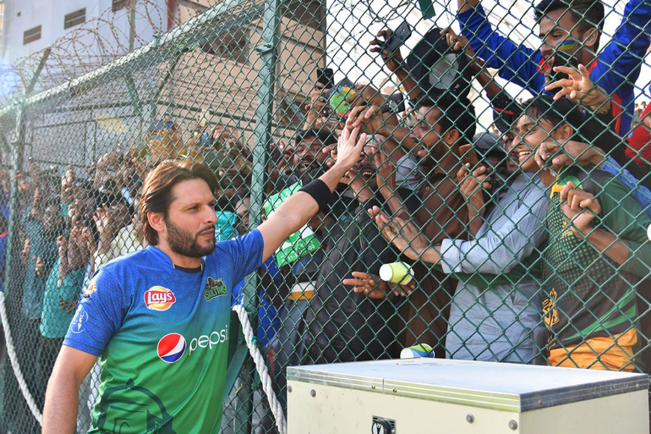 Shahid Afridi walks up close to the spectators, Lahore Qalandars v Multan Sultans, Karachi, March 11, 2019