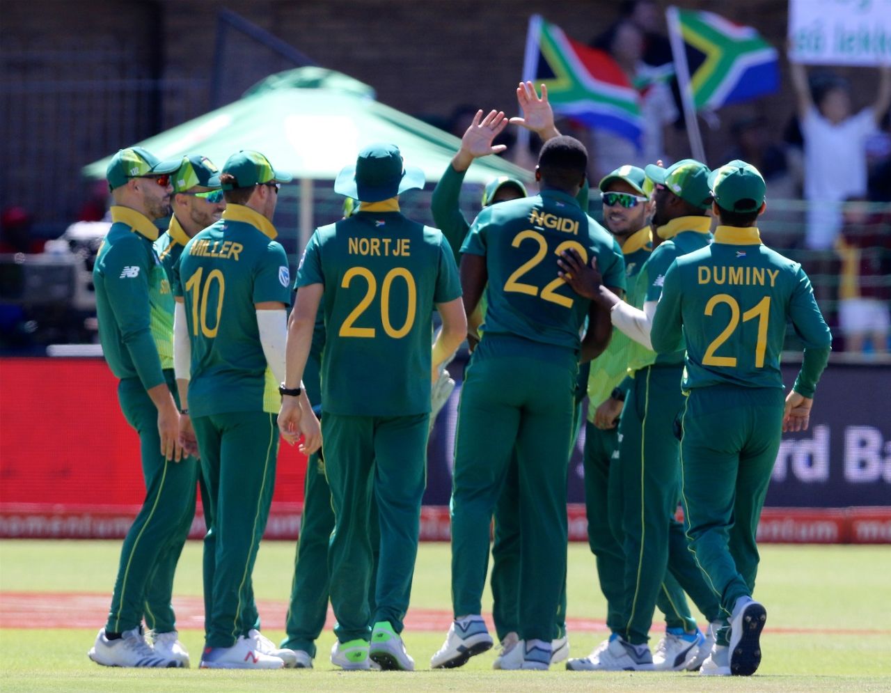 The South Africans celebrate a wicket, South Africa v Sri Lanka, 4th ODI, Port Elizabeth, March 13, 2019