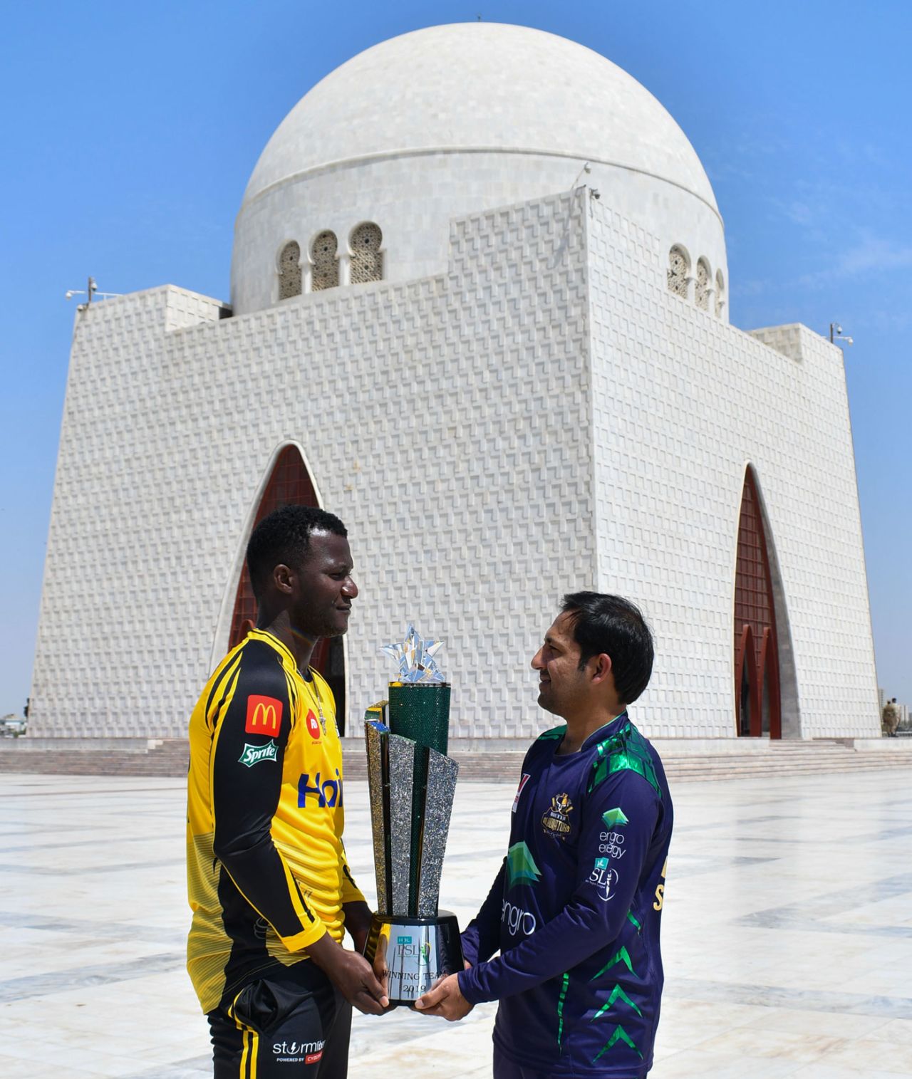 Darren Sammy and Sarfaraz Ahmed pose with the PSL 2019 trophy at Mazar-e-Quaid, Karachi, March 16, 2019
