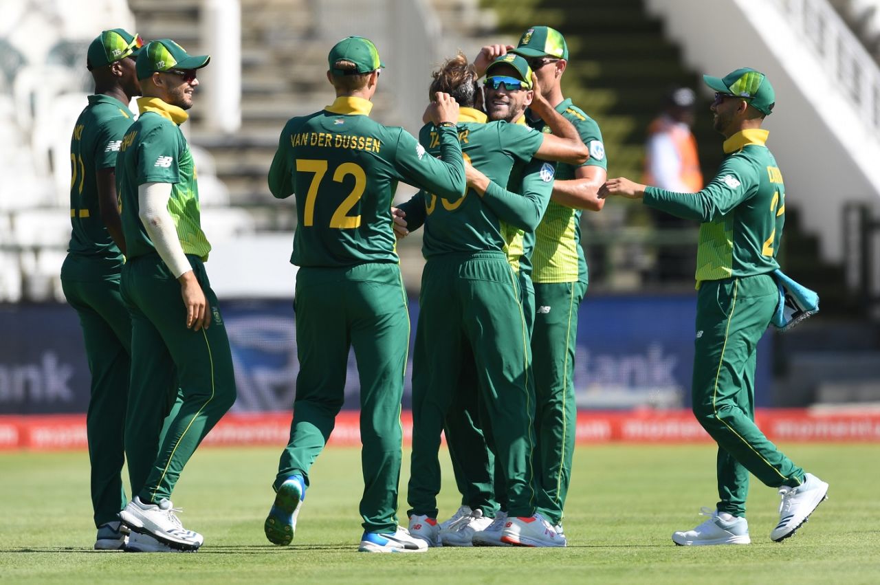 The South Africans converge on Imran Tahir who gets a second wicket in his final ODI at home, South Africa v Sri Lanka, 5th ODI, Cape Town, March 16, 2019