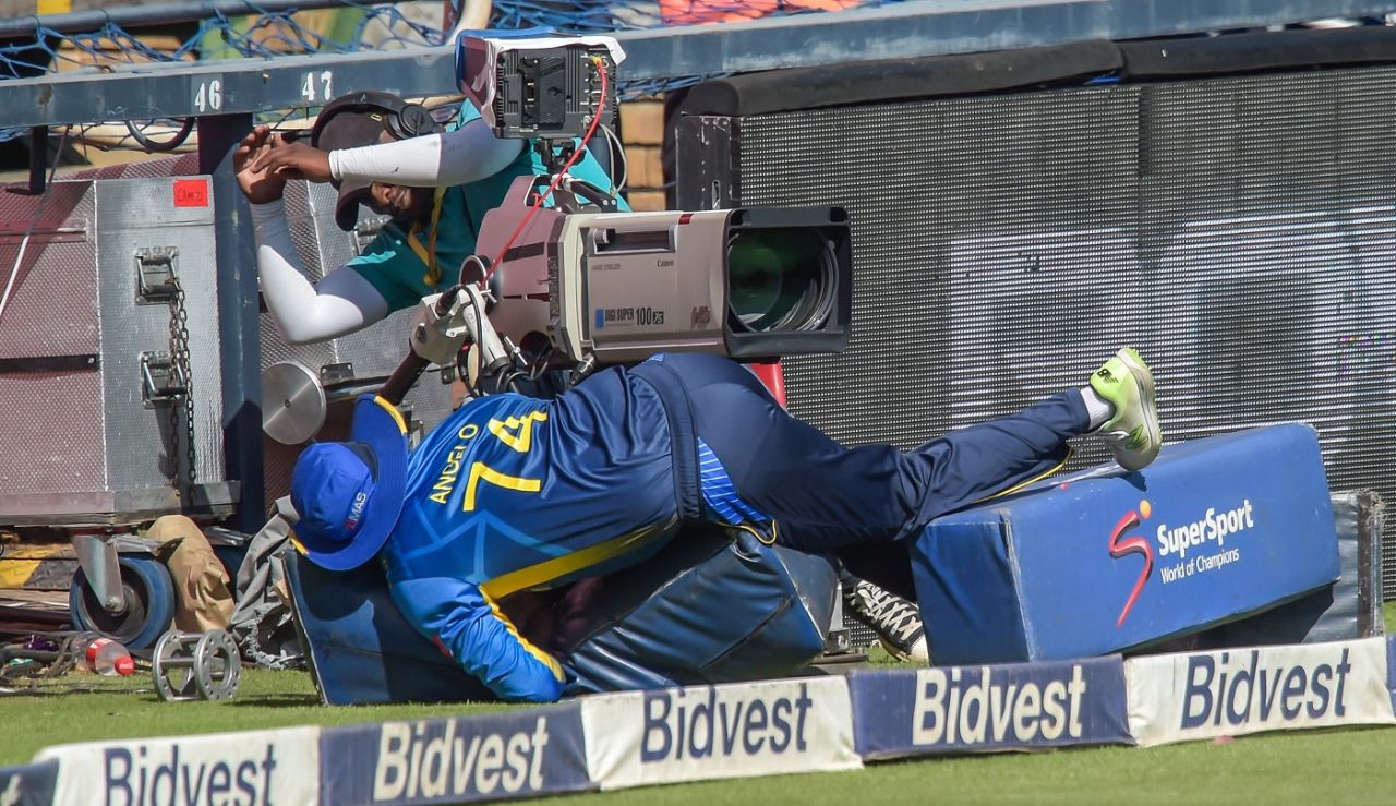 Angelo Mathews crashes into a TV camera, South Africa v Sri Lanka, 3rd T20I, Johannesburg, March 24, 2019