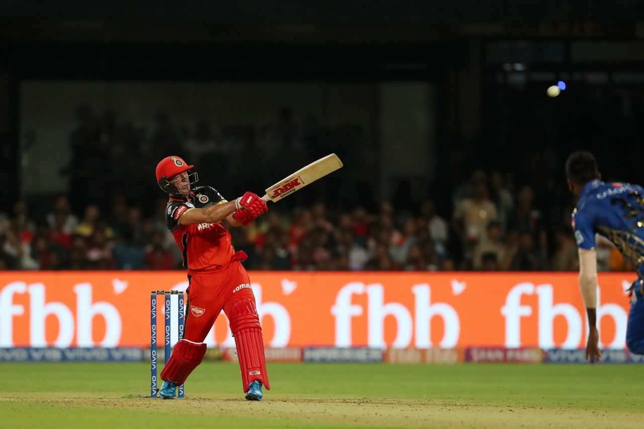 AB de Villiers heaves it over midwicket, Royal Challengers Bangalore v Mumbai Indians, IPL 2019, Bengaluru, March 28, 2019