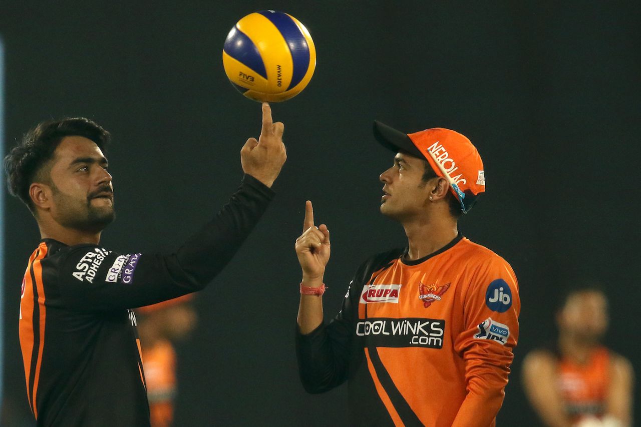 Siddarth Kaul looks on in awe as Rashid Khan spins a different kind of ball, Sunrisers Hyderabad v Rajasthan Royals, IPL 2019, Hyderabad, March 29, 2019