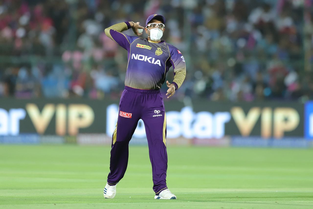 A dust storm before the game forced Robin Uthappa to come out in a face mask, Rajasthan Royals v Kolkata Knight Riders, IPL 2019, Jaipur, April 7, 2019