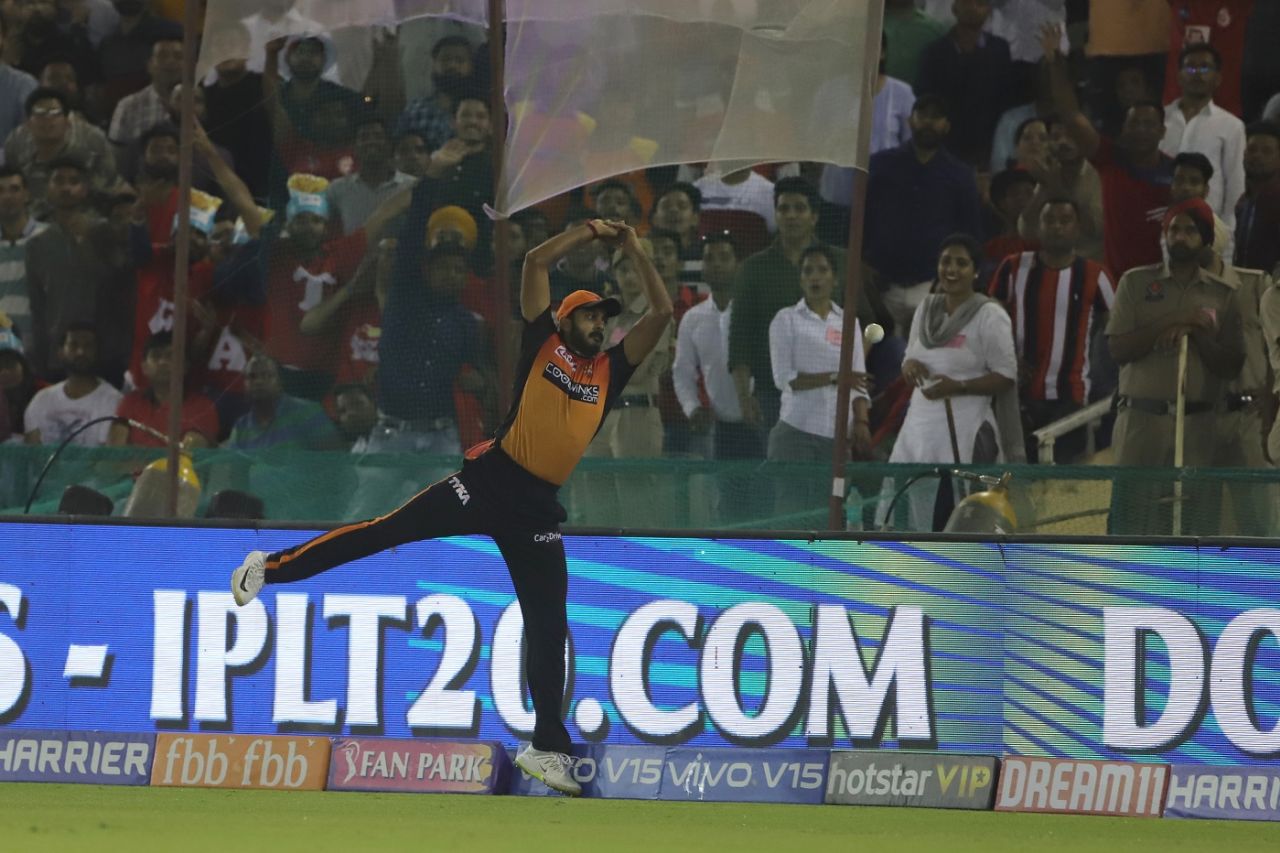 Vijay Shankar tumbles over the boundary while attempting a catch, Kings XI Punjab v Sunrisers Hyderabad, IPL 2019, Mohali, April 8, 2019