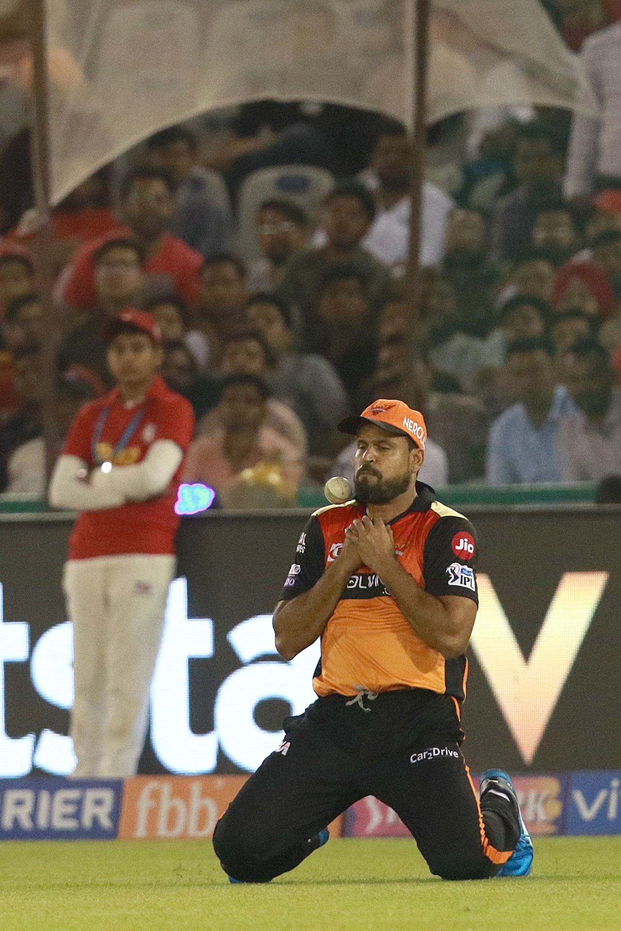 Yusuf Pathan makes a mess of a catch, Kings XI Punjab v Sunrisers Hyderabad, IPL 2019, Mohali, April 8, 2019