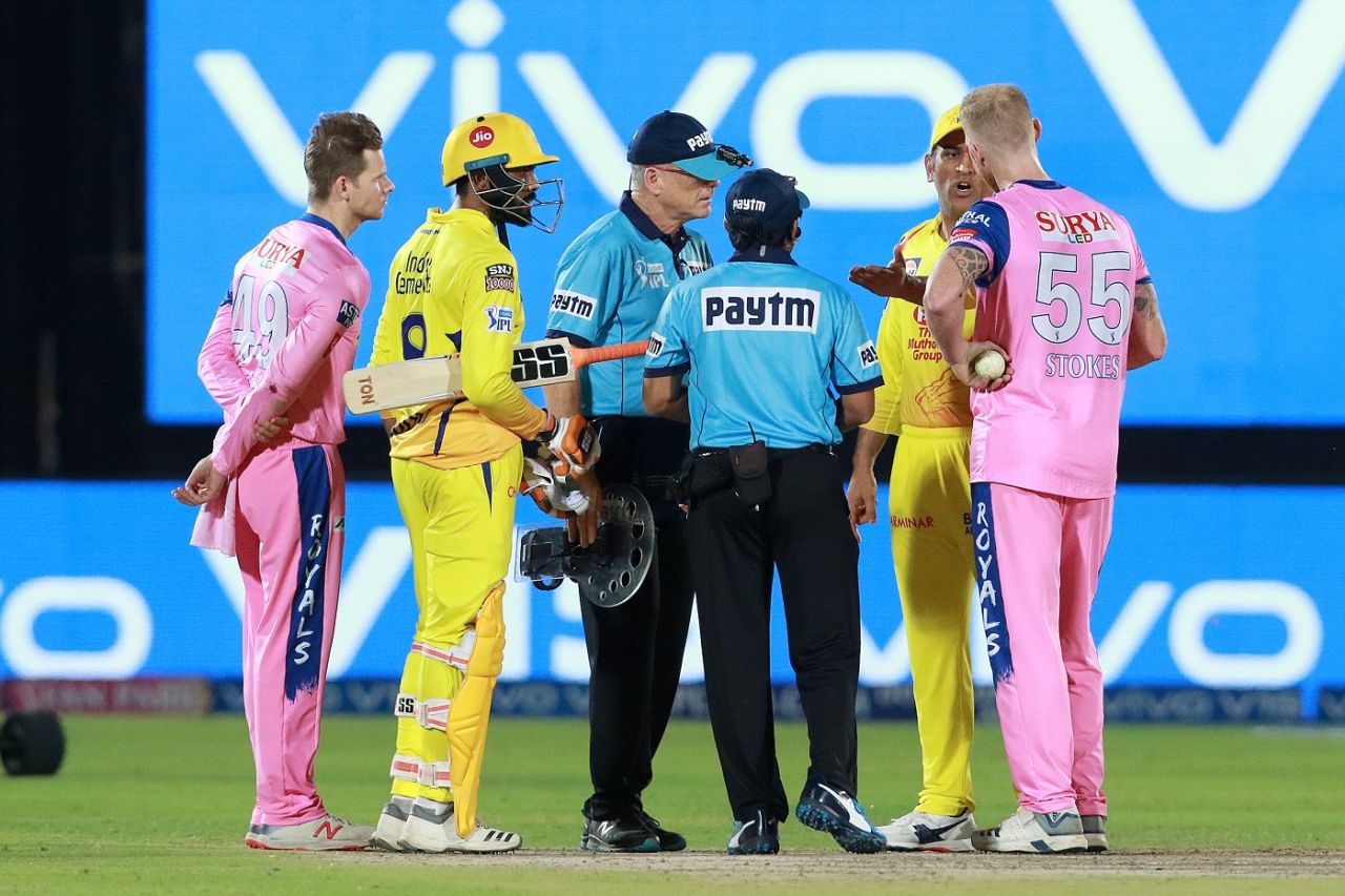 MS Dhoni remonstrates with the umpires, Rajasthan Royals v Chennai Super Kings, IPL 2019, Jaipur April 11, 2019