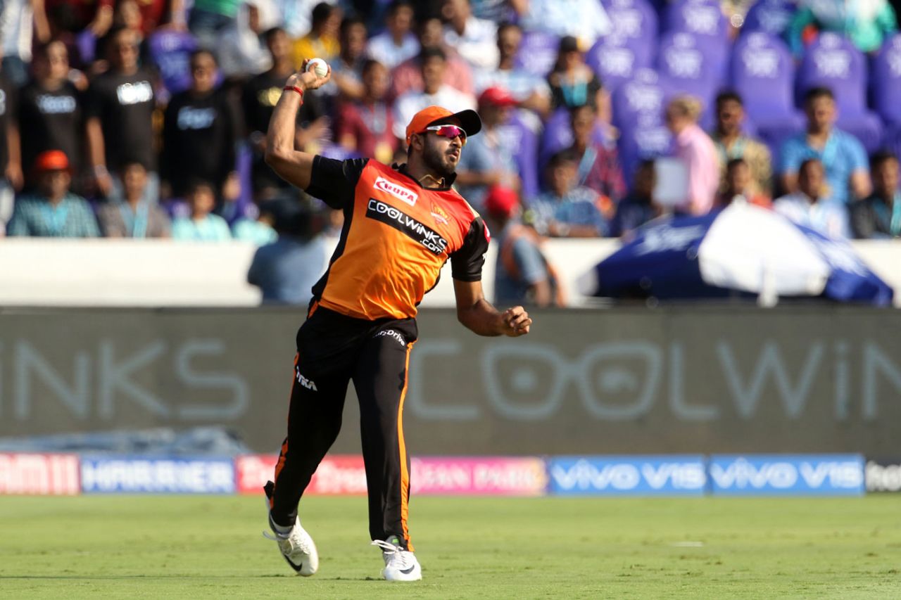 Vijay Shankar shapes to throw the ball, Sunrisers Hyderabad v Kolkata Knight Riders, IPL 2019, Hyderabad, April 21, 2019