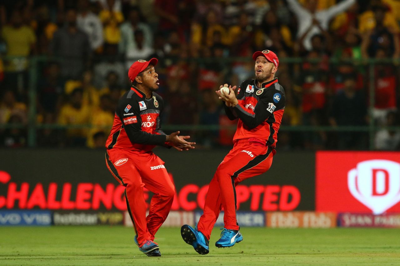 AB de Villiers and Akshdeep Nath avert a collision as the former takes a catch, Royal Challengers Bangalore v Chennai Super Kings, IPL 2019, Bengaluru, April 21, 2019