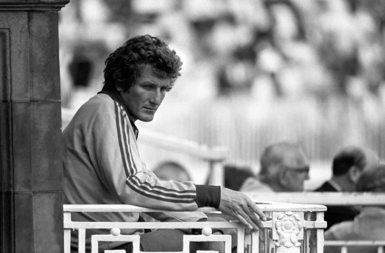 Bob Willis sitting out a Test after failing a fitness test on his neck, 2nd Test, England v Pakistan, Lord's, August 12, 1982
