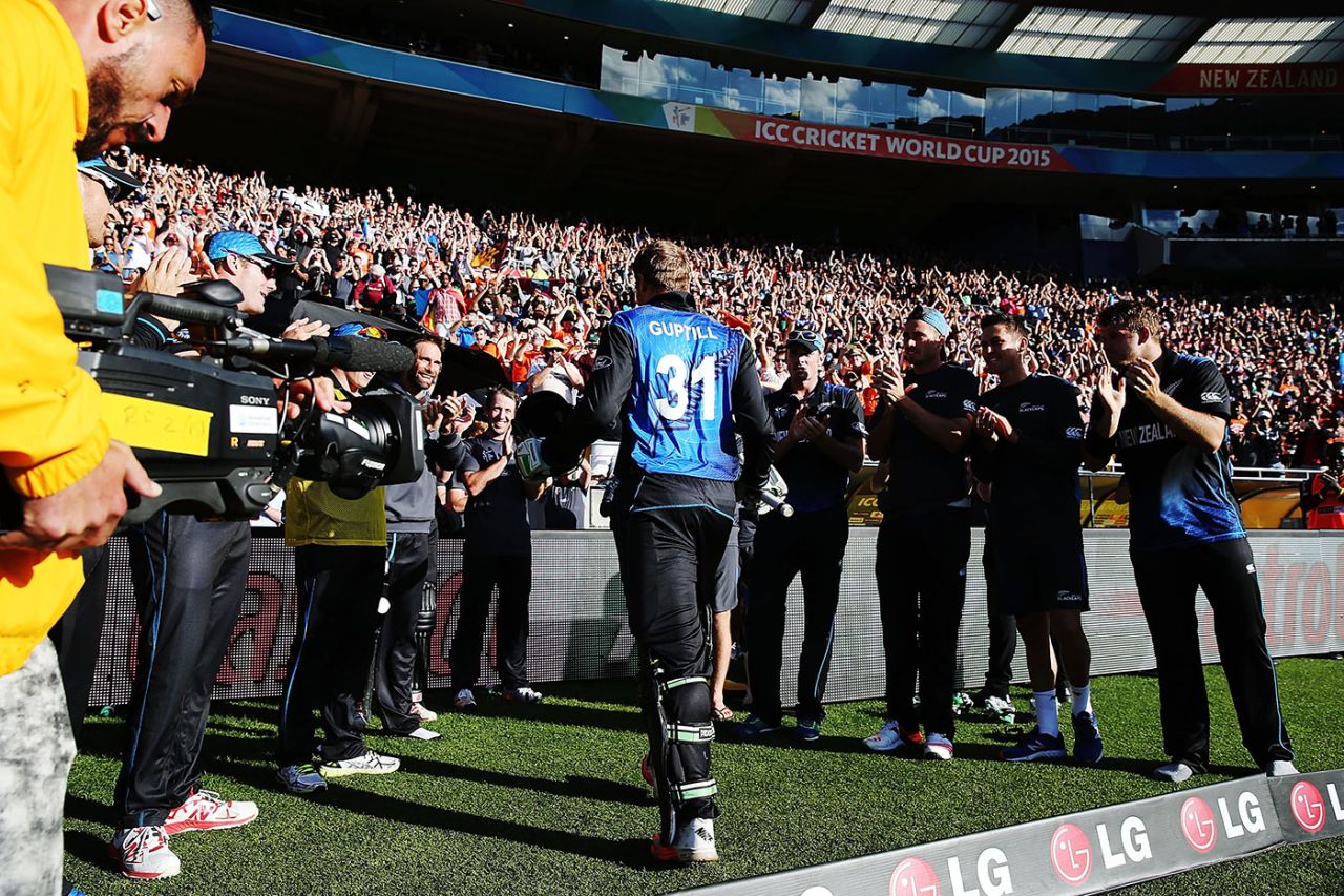 Martin Guptill's team-mates applaud his record-breaking innings, New Zealand v West Indies, World Cup 2015, 4th quarter-final, Wellington, March 21, 2015 