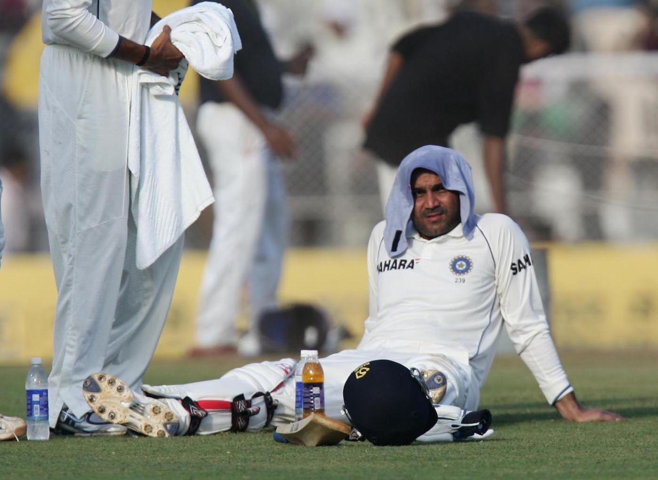 Virender Sehwag takes a breather, India v Sri Lanka, 3rd Test, Mumbai, 2nd day, December 3, 2009