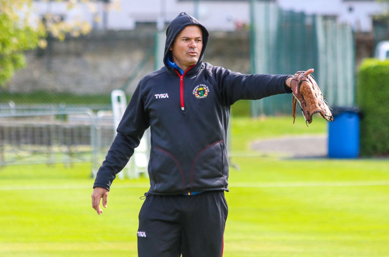 Afghanistan bowling coach Charl Langeveldt organizes his charges during training, Edinburgh, May 9, 2019