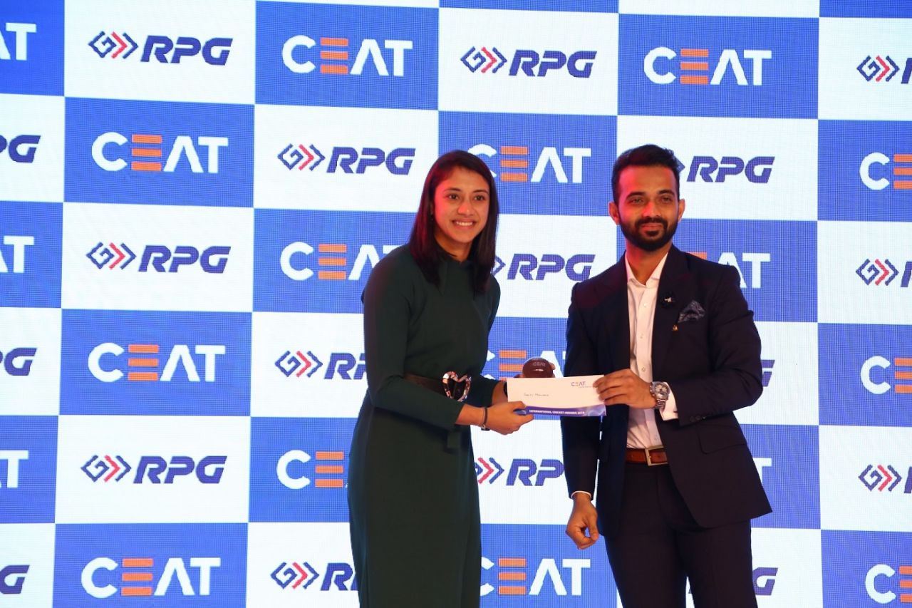 Smriti Mandhana receives CEAT International Women's Cricketer of the Year award from Ajinkya Rahane, CEAT Cricket Rating Awards 2019, Mumbai, May 13, 2019