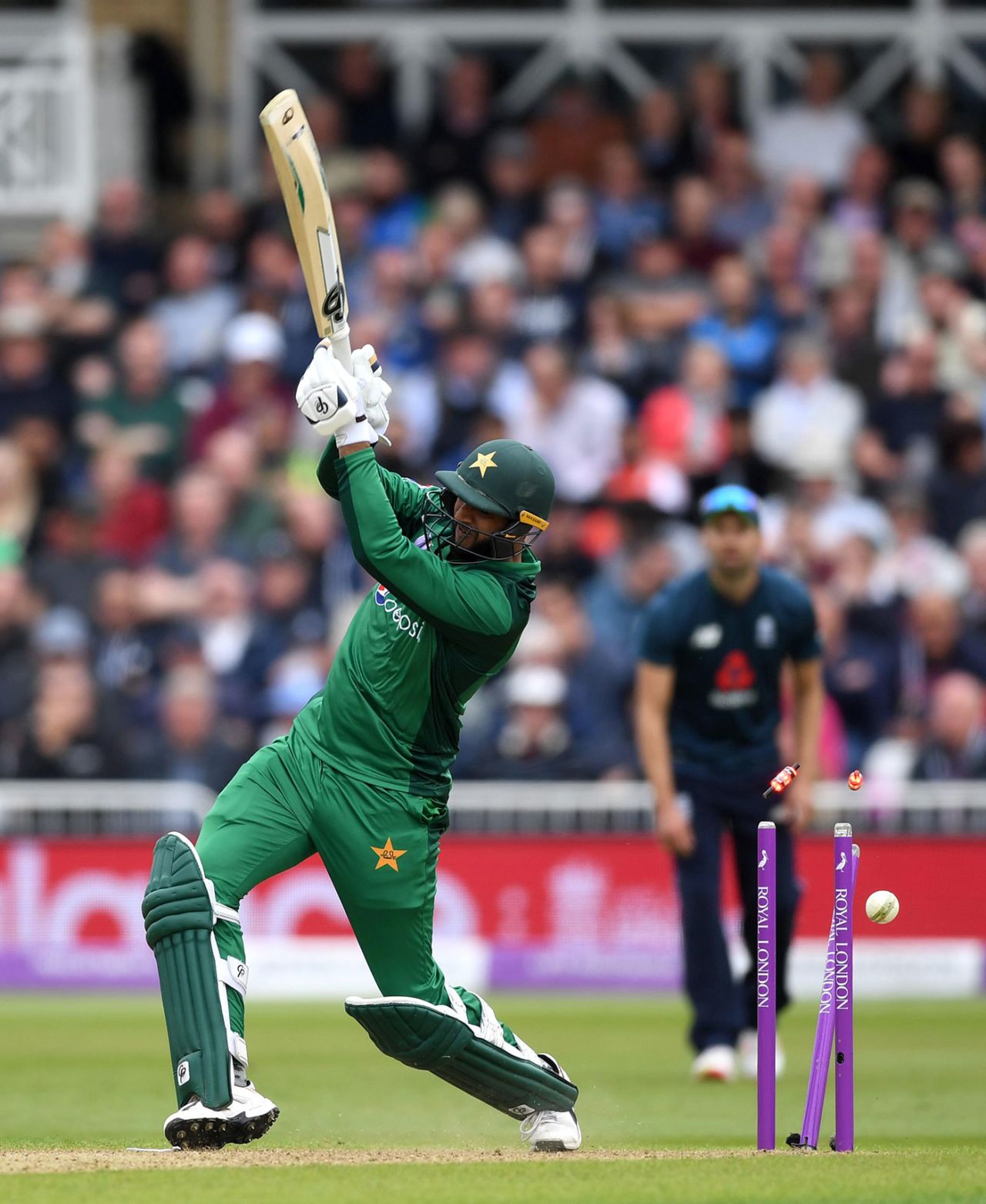 Imad Wasim was bowled by Tom Curran, England v Pakistan, 4th ODI, Trent Bridge, May 17, 2019