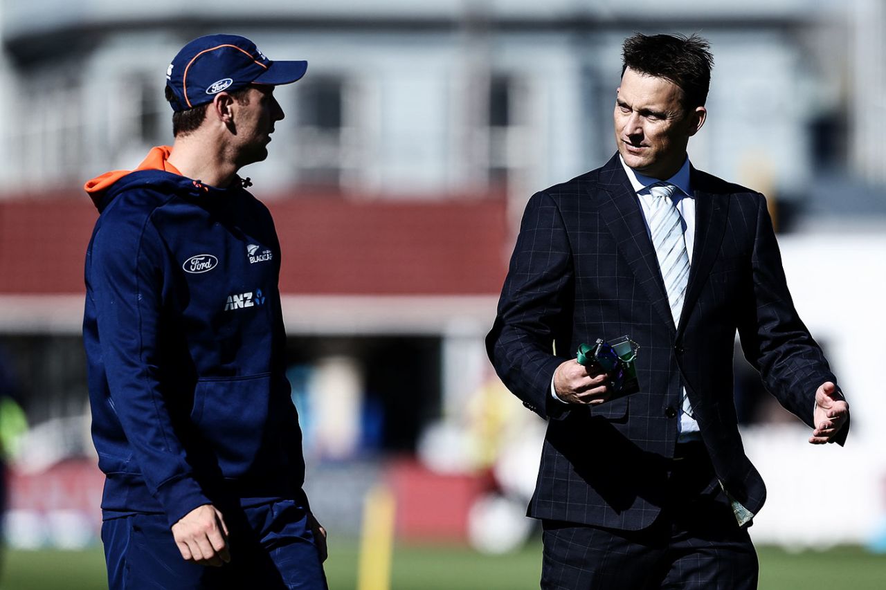 Shane Bond has a chat with Matt Henry, New Zealand v South Africa, 2nd Test, Wellington, 2nd day, March 17, 2016