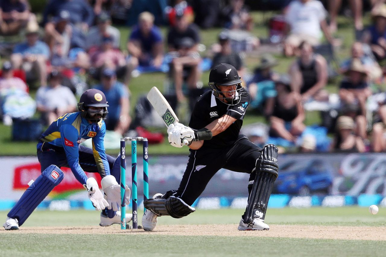 Ross Taylor prepares to play to leg, New Zealand v Sri Lanka, 2nd ODI, Mount Maunganui